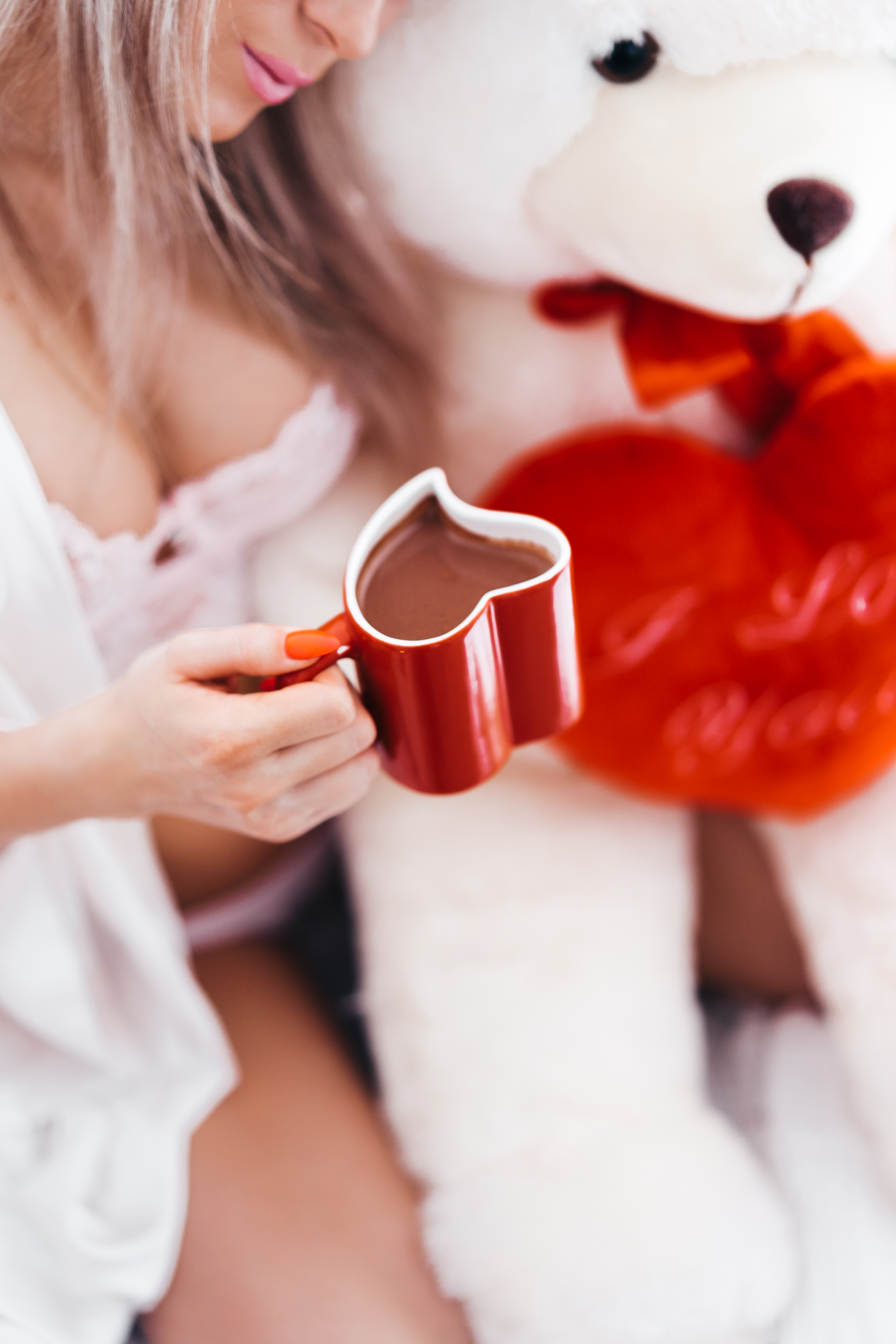 woman-holding-red-heart-shaped-coffee-mug-picjumbo-com.jpg 爱上咖啡，只需要一杯！  失眠 天气 新冠肺炎 心情 晓旭 刘晓旭 睡觉 第2张